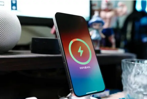 阜南苹果15换屏服务分享用什么充电器给iPhone15充电更好 